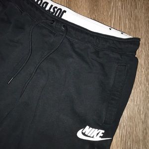 Black Nike jogger sweatpants